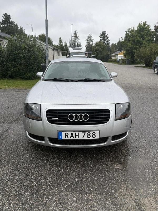 Grå Begagnad 2000 Audi TT Sportkupé | 110 000 kr (Dyr) - Bild 1/4