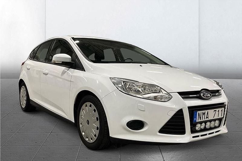 Vit Begagnad 2013 Ford Focus Trend Halvkombi | 78 800 kr (Lite dyr) - Bild 1/3