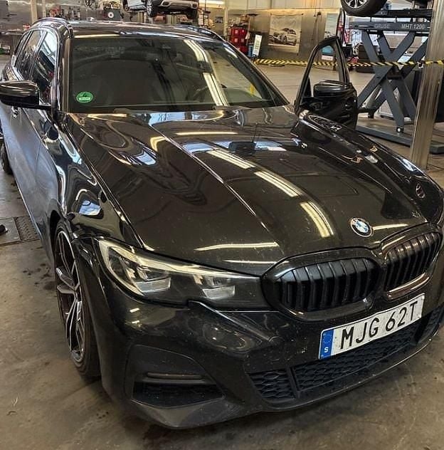 Svart Begagnad 2021 BMW 320 M Sport Kombi | 209 900 kr (Marknadspris) - Bild 1/4