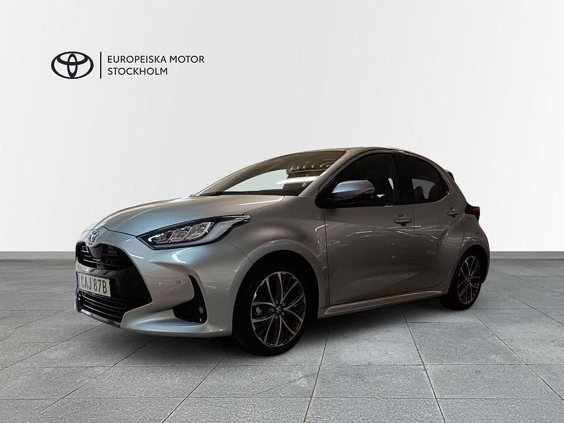 Silver Begagnad 2024 Toyota Yaris Hybrid Style Halvkombi | 279 800 kr (Marknadspris) - Bild 1/4
