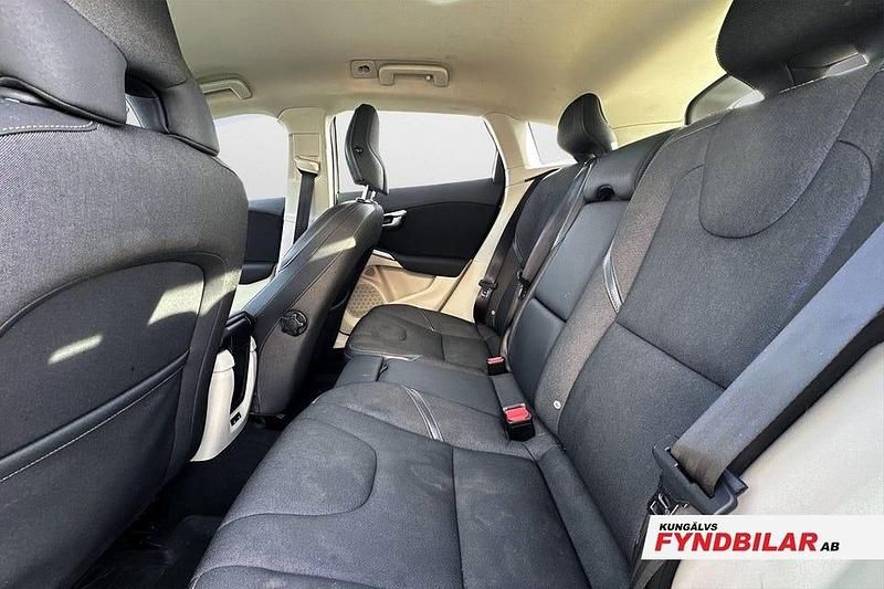 Begagnad Volvo V40 CC Momentum 114 HK (83 kW) 2014 Vit Kombi