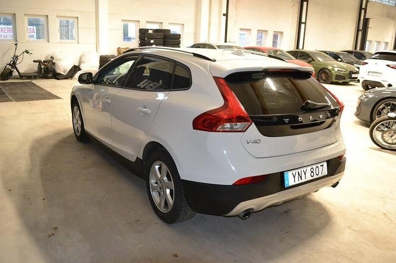 Begagnad Volvo V40 CC Business Edition 152 HK (111 kW) 2018 Vit Kombi