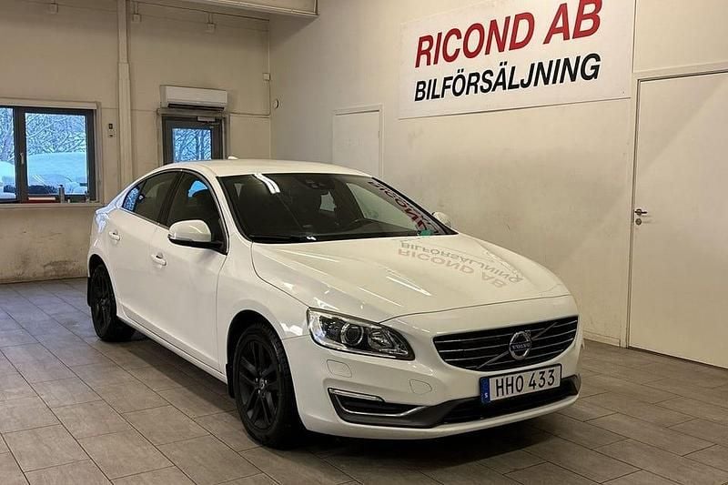 Vit Begagnad 2015 Volvo S60 Momentum Sedan | 129 900 kr (Marknadspris) - Bild 1/4