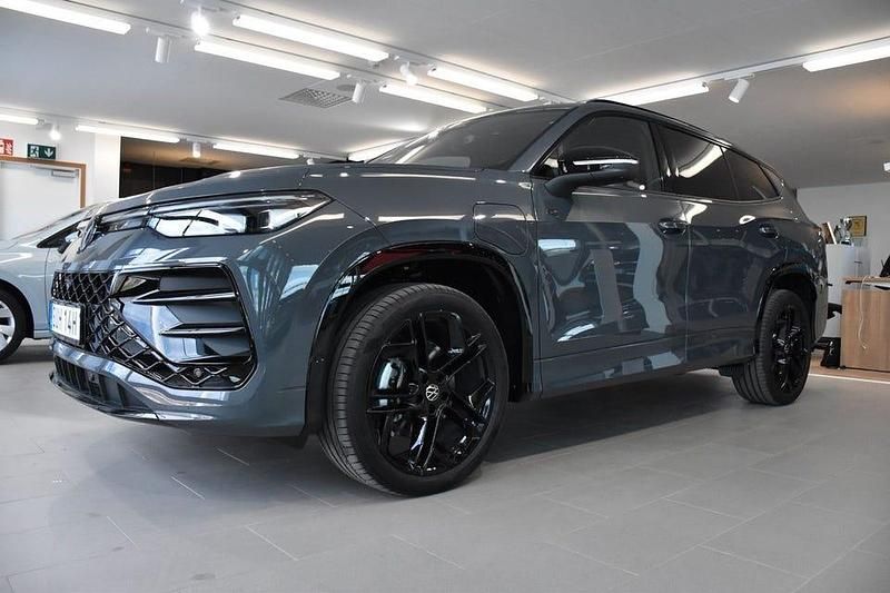 Dolphin grey metallic Ny 2025 VW Tayron R-line Edition SUV | 662 800 kr - Bild 1/3