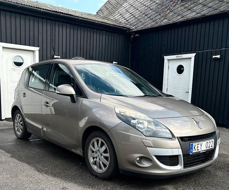 Begagnad Renault Scénic III 131 HK (96 kW) 2009 Ljusbrun Minibuss