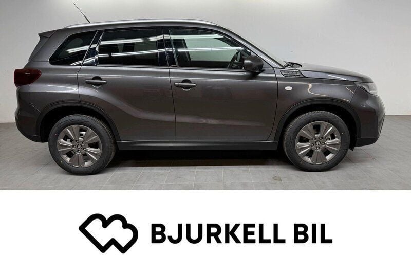 Grå Begagnad 2022 Suzuki Vitara SUV | 329 900 kr (Dyr) - Bild 1/4