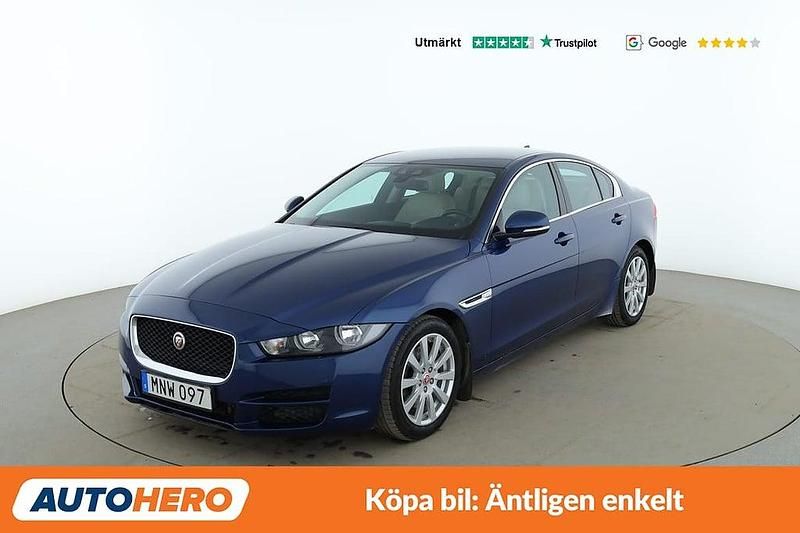 Begagnad Jaguar XE 179 HK (131 kW) 2016 Blå Sedan