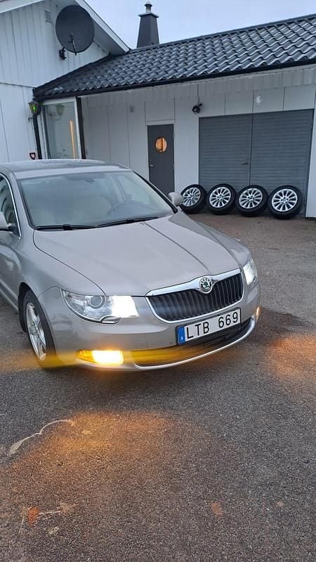 Begagnad 2012 Skoda Superb | 59 900 kr (Marknadspris) - Bild 1/4