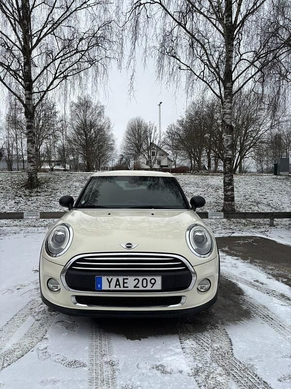 Krämvit Begagnad 2016 Mini ONE Halvkombi | 105 000 kr (Marknadspris) - Bild 1/4