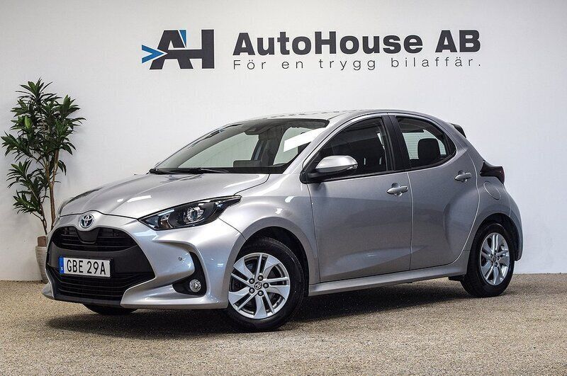 Silver Begagnad 2022 Toyota Yaris Hybrid Active Halvkombi | 209 000 kr (Marknadspris) - Bild 1/4