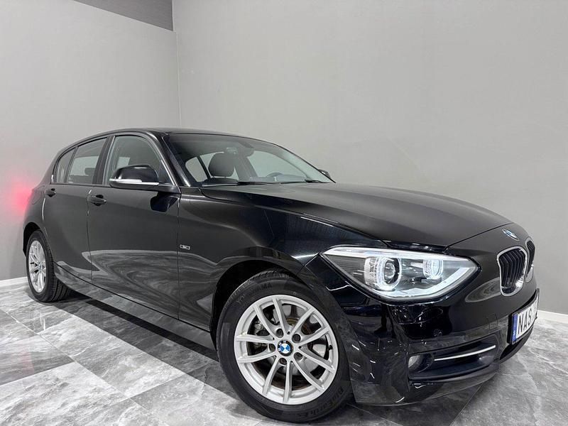 Svart Begagnad 2012 BMW 120 Sport Line Halvkombi | 109 900 kr (Marknadspris) - Bild 1/4