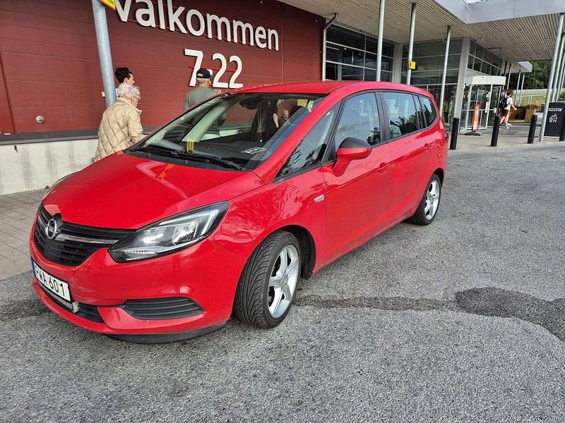 Röd Begagnad 2018 Opel Zafira Tourer Minibuss | 135 000 kr (Lite dyr) - Bild 1/4