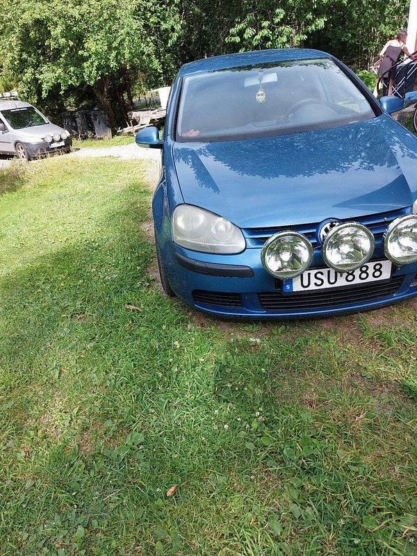 Blå Begagnad 2004 VW Golf IV Trendline Halvkombi | 14 900 kr (Marknadspris) - Bild 1/4