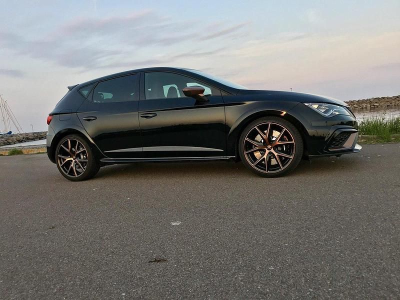 Svart Begagnad 2018 Cupra Leon Halvkombi | 310 000 kr (Dyr) - Bild 1/3