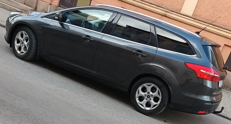 Grå Begagnad 2017 Ford Focus Titanium Kombi | 60 500 kr (Bra pris) - Bild 1/4