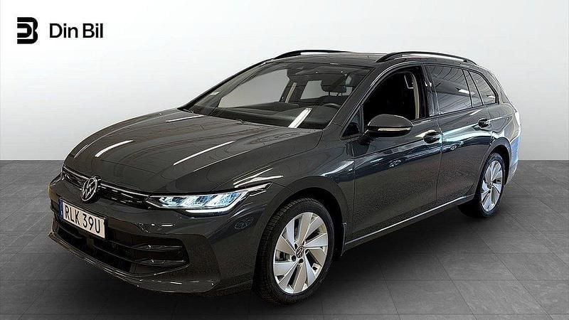 Mörkgrå (dolphin grey metallic) Begagnad 2024 VW Golf VIII Edition Kombi | 299 800 kr (Marknadspris) - Bild 1/4