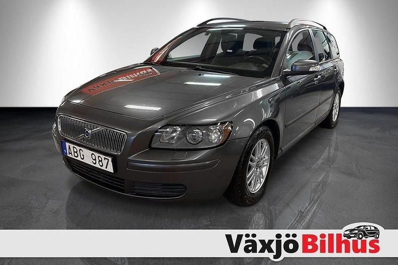 Grå Begagnad 2006 Volvo V50 Kinetic Kombi | 42 900 kr (Marknadspris) - Bild 1/4