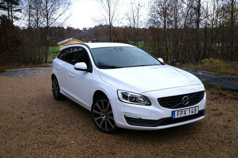 Vit Begagnad 2017 Volvo V60 Kinetic Kombi | 135 000 kr (Superpris) - Bild 1/4