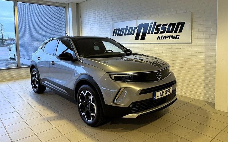 Grå Begagnad 2023 Opel Mokka Ultimate SUV | 249 500 kr (Marknadspris) - Bild 1/4
