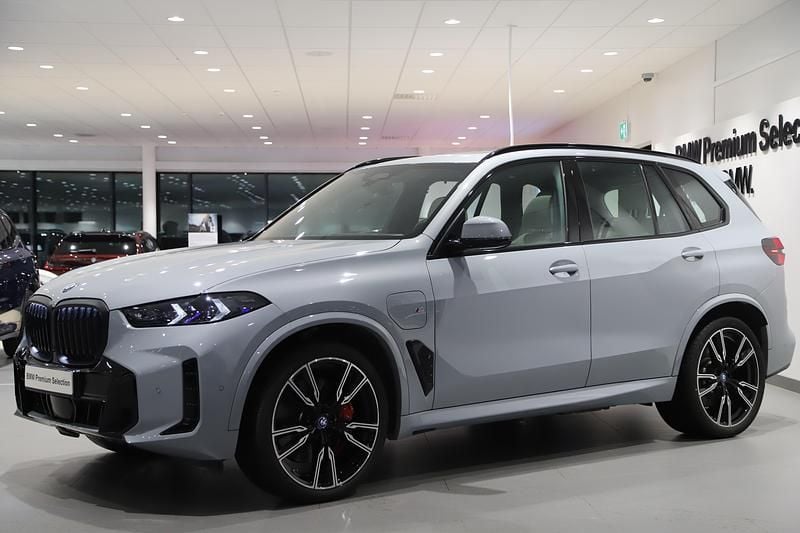 Grå Begagnad 2024 BMW X5 M Sport SUV | 1 029 000 kr (Lite dyr) - Bild 1/4