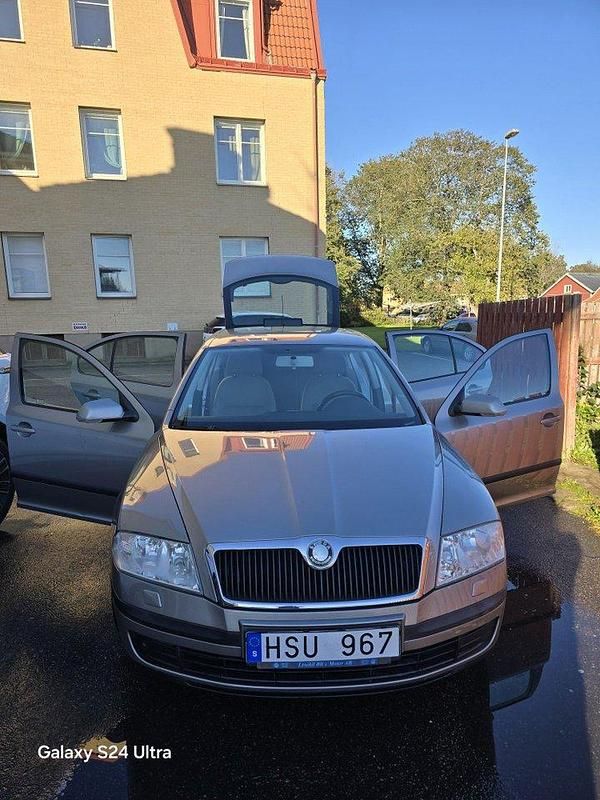 Brun Begagnad 2008 Skoda Octavia Halvkombi | 53 000 kr (Dyr) - Bild 1/4