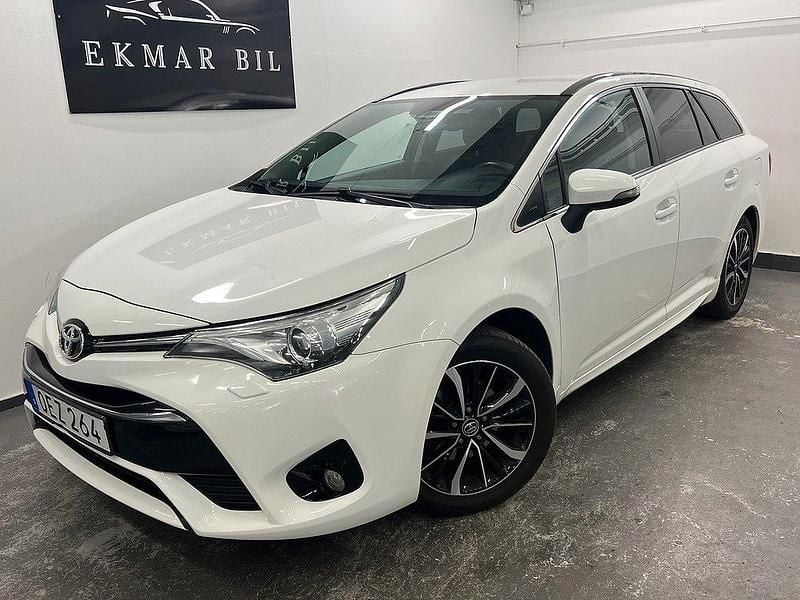 Vit Begagnad 2018 Toyota Avensis Kombi | 169 900 kr (Marknadspris) - Bild 1/4