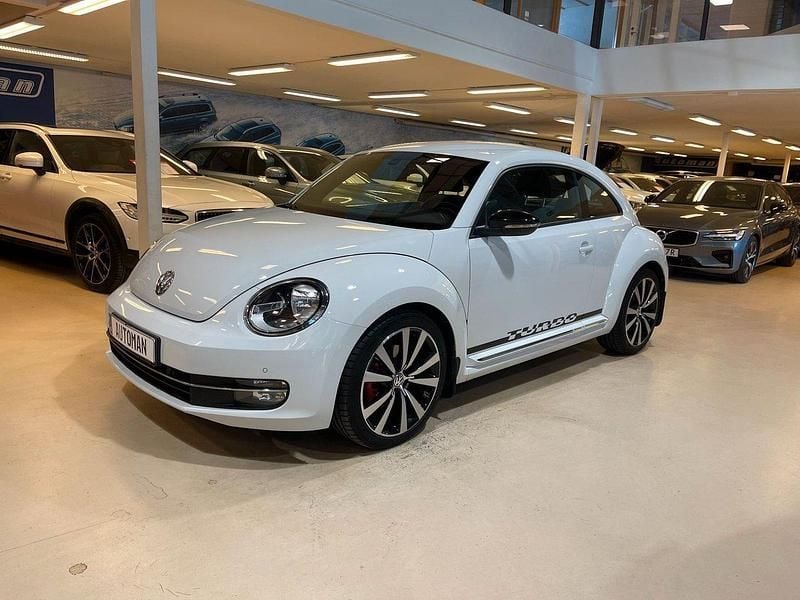 Vit Begagnad 2011 VW Beetle GT Halvkombi | 114 900 kr (Marknadspris) - Bild 1/4