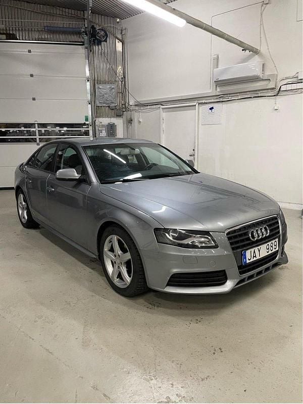 Grå Begagnad 2011 Audi A4 Sedan | 68 000 kr (Marknadspris) - Bild 1/4