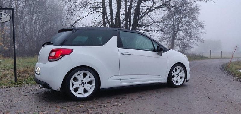 Vit Begagnad 2010 Citroën DS3 Halvkombi | 32 000 kr (Marknadspris) - Bild 1/4