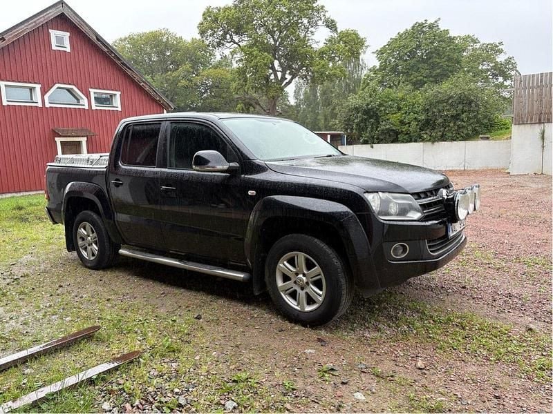 Svart Begagnad 2012 VW Amarok Highline Pickup | 99 000 kr (Marknadspris) - Bild 1/4