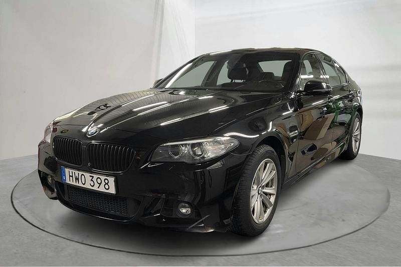 Svart Begagnad 2016 BMW 520 M Sport Sedan | 229 900 kr (Dyr) - Bild 1/4