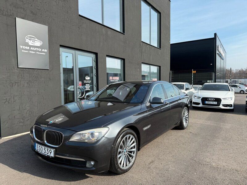 Mörkgrå Begagnad 2011 BMW 750 Sedan | 199 900 kr - Bild 1/4