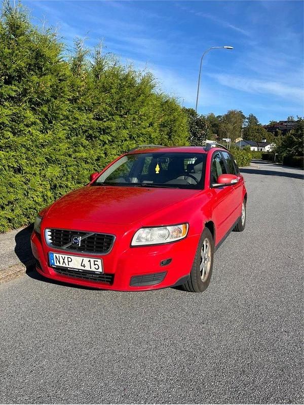 Röd Begagnad 2009 Volvo V50 Kinetic Kombi | 20 000 kr (Bra pris) - Bild 1/4