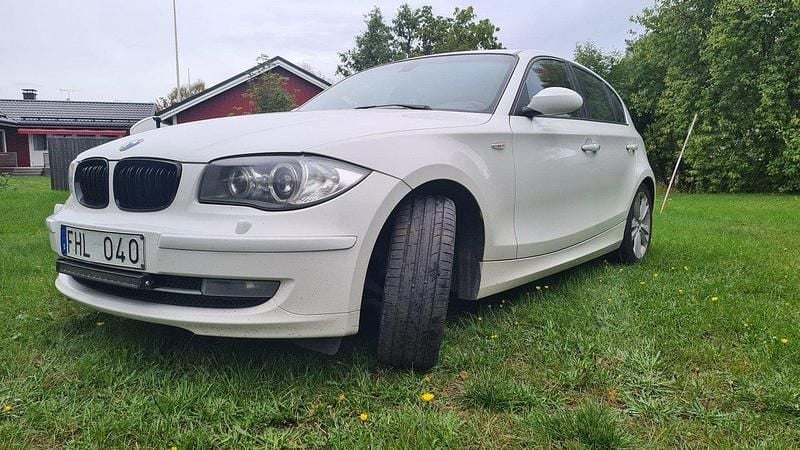 Vit Begagnad 2008 BMW 118 Halvkombi | 46 000 kr (Marknadspris) - Bild 1/4