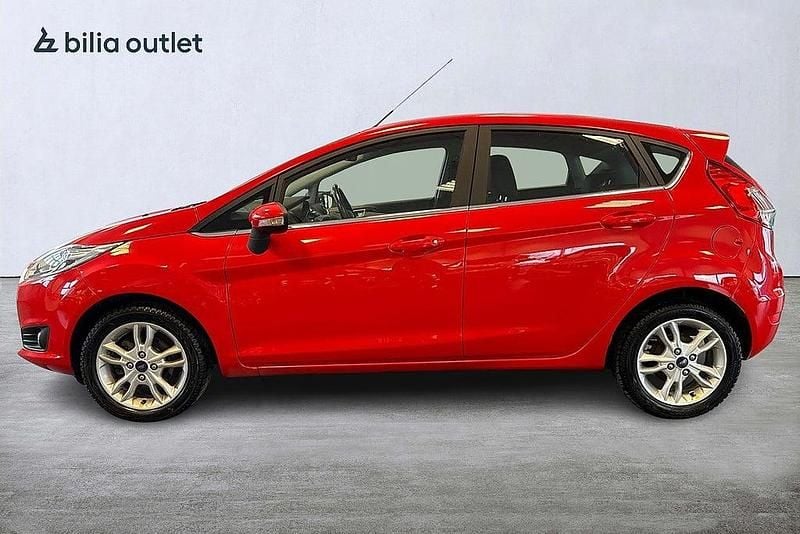 Begagnad Ford Fiesta Titanium 101 HK (74 kW) 2016 Röd Halvkombi