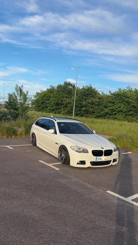 Vit Begagnad 2012 BMW 520 M Sport Kombi | 145 000 kr (Dyr) - Bild 1/4