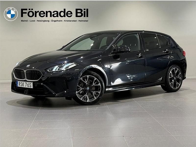 Svart Begagnad 2025 BMW 120 Shadowline Halvkombi | 369 000 kr (Marknadspris) - Bild 1/4