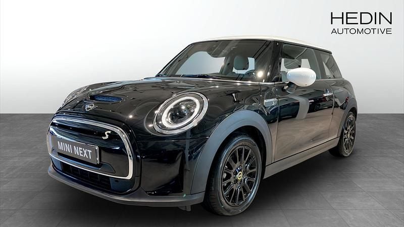 Svart (black) Begagnad 2022 Mini Cooper SE Halvkombi | 218 700 kr (Marknadspris) - Bild 1/4