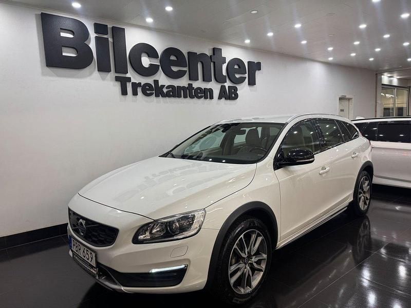 Vit Begagnad 2016 Volvo V60 CC Summum Kombi | 199 900 kr (Marknadspris) - Bild 1/4