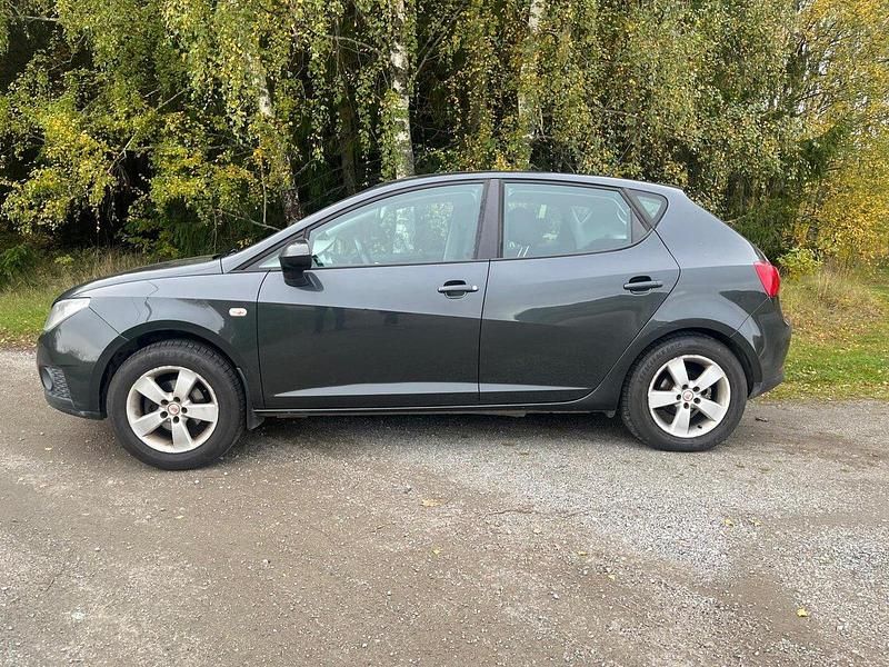 Grå Begagnad 2010 Seat Ibiza Sport Halvkombi | 30 000 kr (Marknadspris) - Bild 1/4