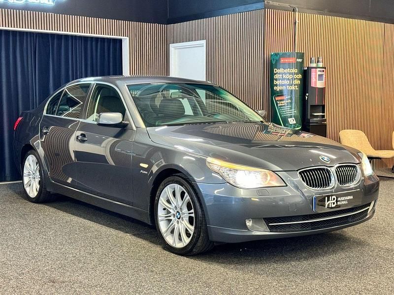 Grå Begagnad 2008 BMW 525 Sedan | 79 900 kr (Marknadspris) - Bild 1/4