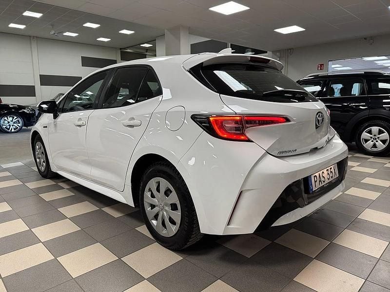 Begagnad Toyota Corolla Hybrid Life 122 HK (89 kW) 2021 Vit Halvkombi