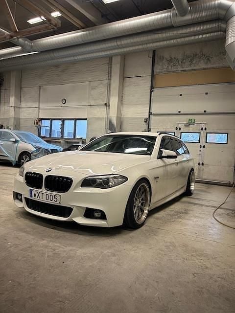 Vit Begagnad 2014 BMW 528 M Sport Kombi | 134 900 kr (Marknadspris) - Bild 1/4