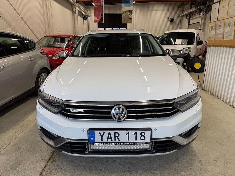 Vit Begagnad 2015 VW Passat Alltrack Kombi | 159 000 kr (Marknadspris) - Bild 1/4