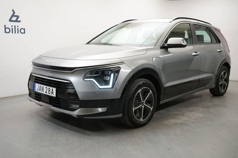 Grå Begagnad 2023 Kia Niro 2 SUV | 329 900 kr (Superpris) - Bild 1/4