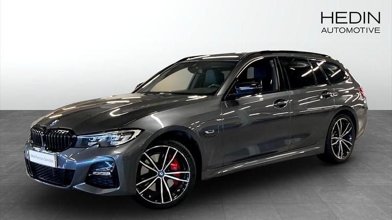 Grå (grey) Begagnad 2022 BMW 330e M Sport Kombi | 348 700 kr (Marknadspris) - Bild 1/4