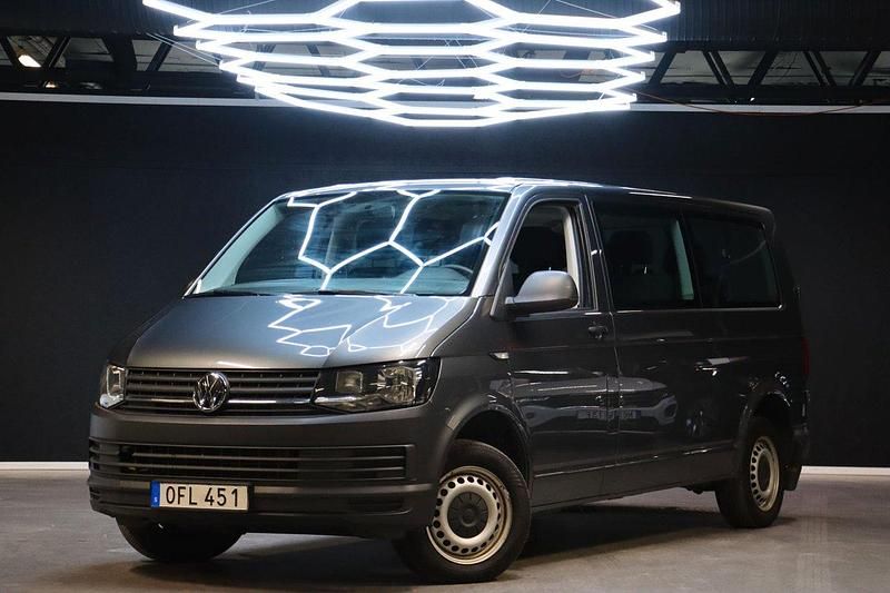 Grå Begagnad 2017 VW Caravelle Trendline Minibuss | 239 800 kr (Marknadspris) - Bild 1/4