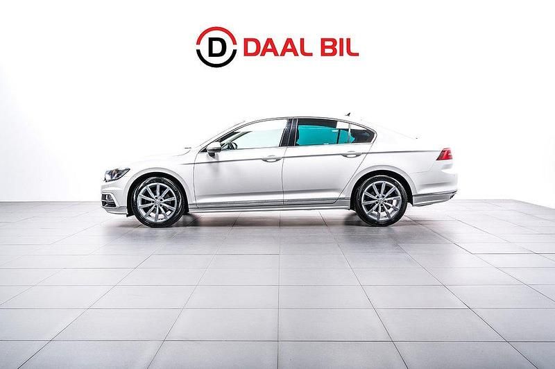 Vit Begagnad 2017 VW Passat R-line Sedan | 174 700 kr (Marknadspris) - Bild 1/4