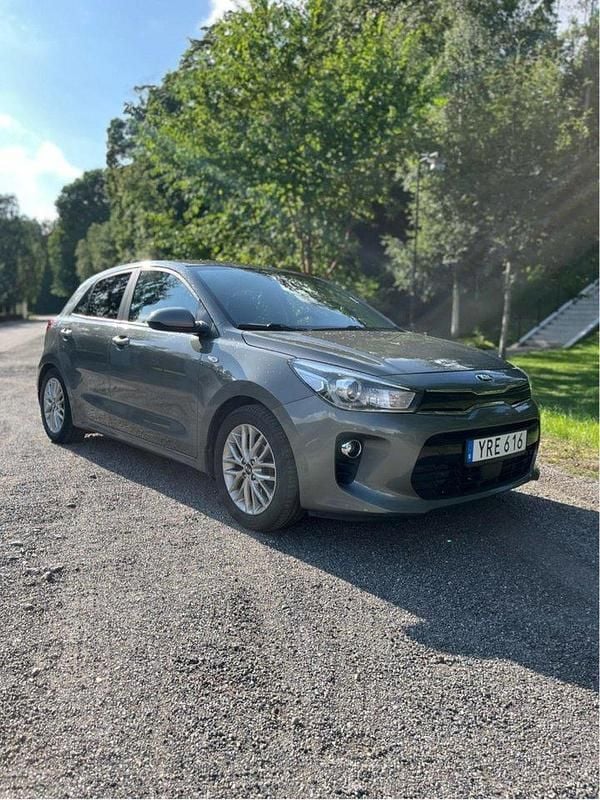 Grön Begagnad 2019 Kia Rio Halvkombi | 130 000 kr (Marknadspris) - Bild 1/4