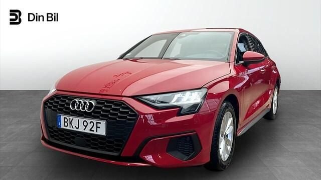 Tangoröd metallic Begagnad 2022 Audi A3 Proline Halvkombi | 239 000 kr (Marknadspris) - Bild 1/4